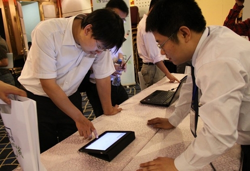到場嘉賓在iPad上親自體驗致遠軟件酷炫新品