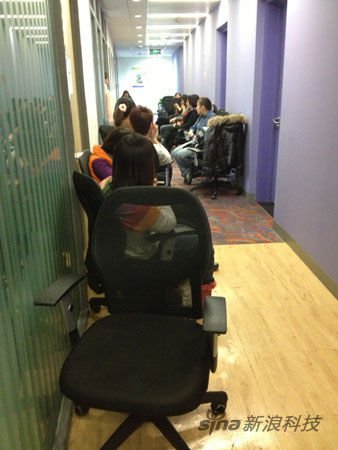 抗議員工在13層走道等待CEO的出現