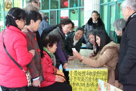 北大女校花為老人免費(fèi)修手機(jī) 數(shù)十紅娘圍堵“逼婚” \